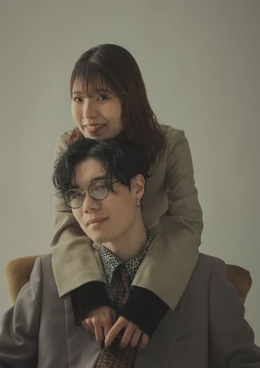 メガネの男性と女性カップルの入籍フォト
