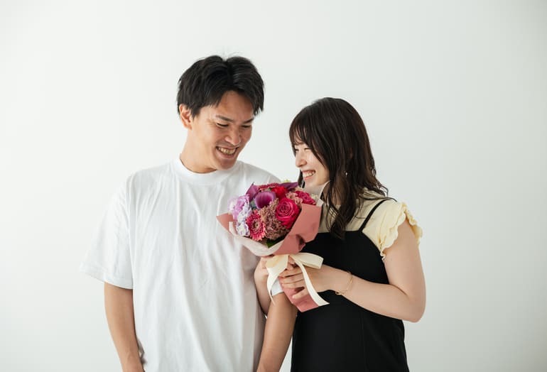 花束を持つカップルの入籍フォト
