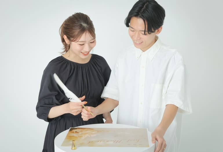 書類を持つカップルの入籍フォト
